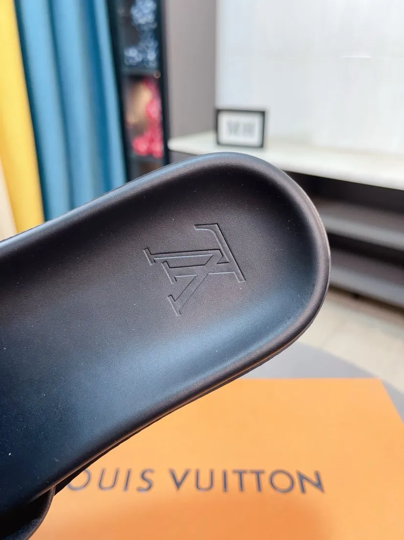Ex-factory price 320🌹🌹 (lv-Louis Vuitton) new men's sandals, high-end boutique, exquisite embossed logo decoration on the upper, fine workmanship, super soft soles, casual, loose and comfortable, a must-have in summer! \nsize：38-44